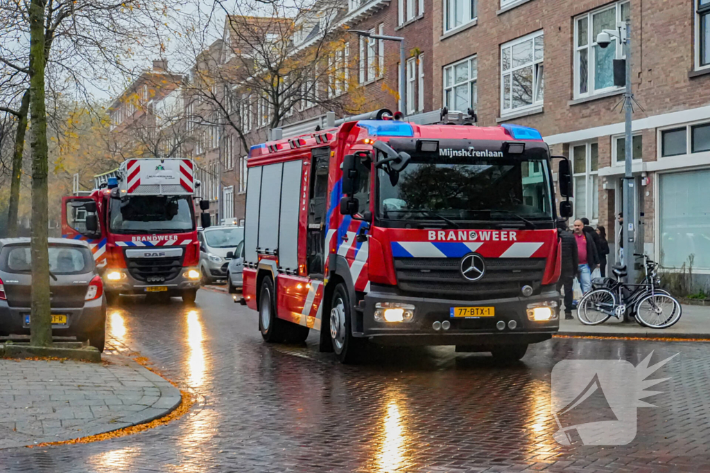 Veel zwarte rook in woning, kind nagekeken