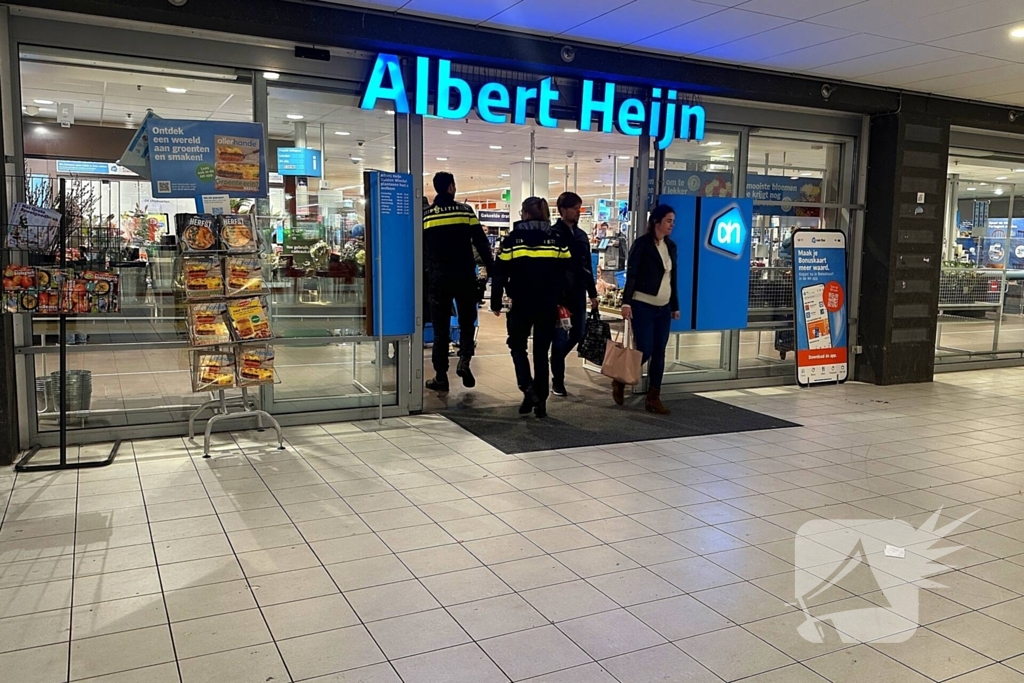 Forensische Opsporing verricht onderzoek in supermarkt na overvalsmelding