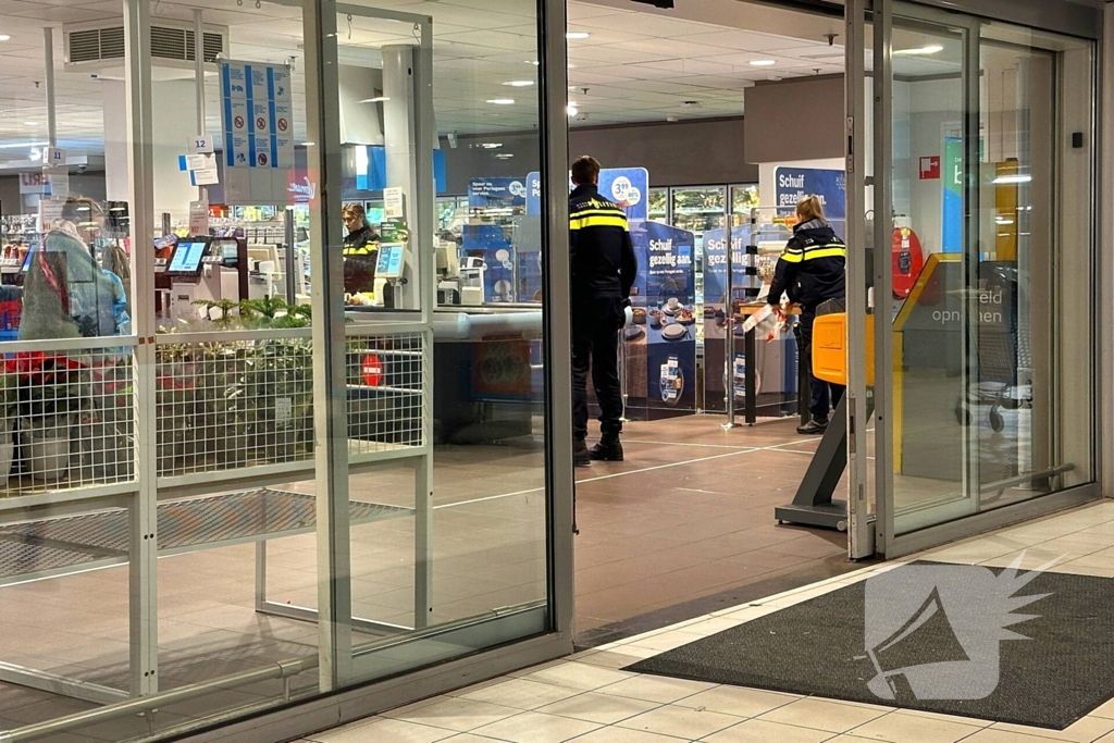 Forensische Opsporing verricht onderzoek in supermarkt na overvalsmelding