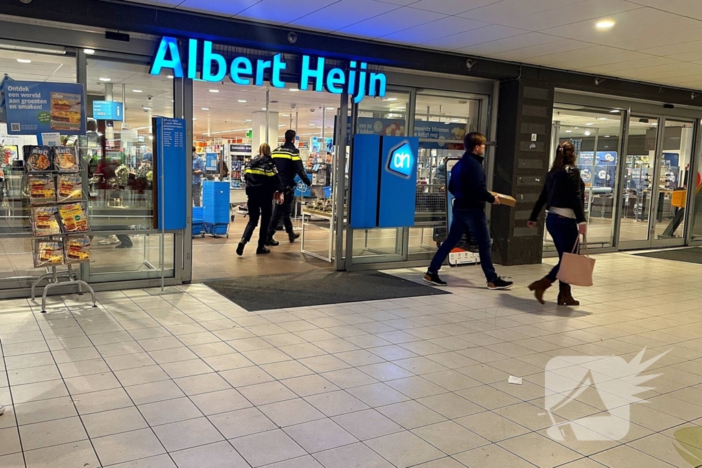 Forensische Opsporing verricht onderzoek in supermarkt na overvalsmelding