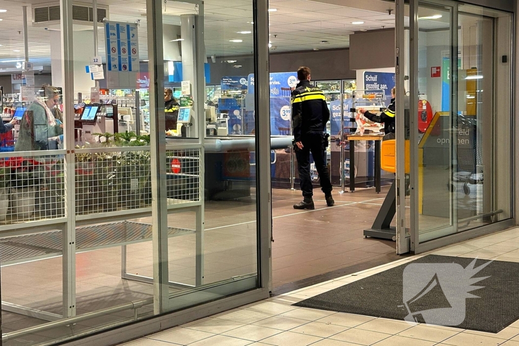 Forensische Opsporing verricht onderzoek in supermarkt na overvalsmelding