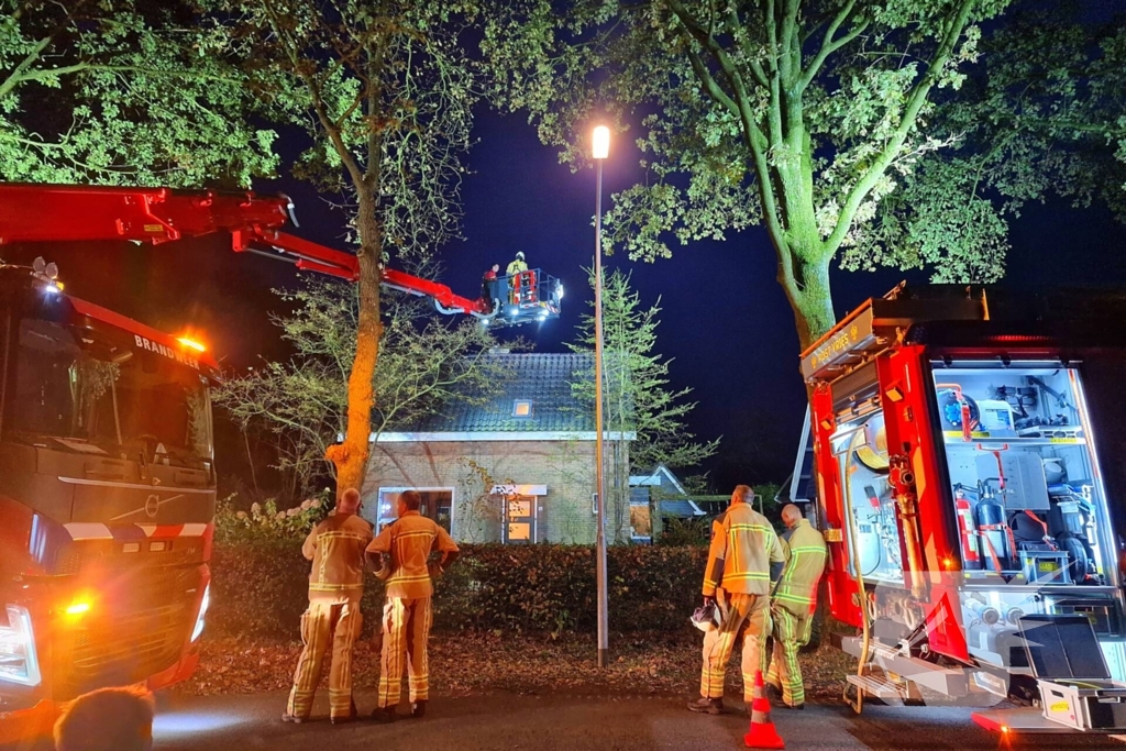 Woning vol rook en straat dicht vanwege schoorsteenbrand