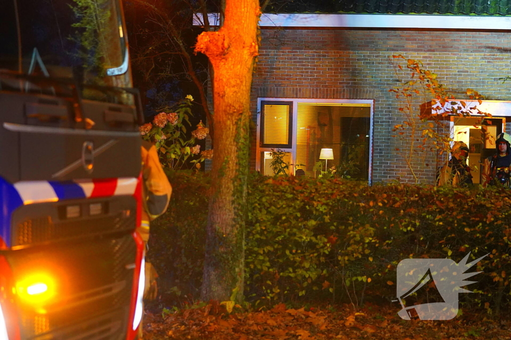 Woning vol rook en straat dicht vanwege schoorsteenbrand