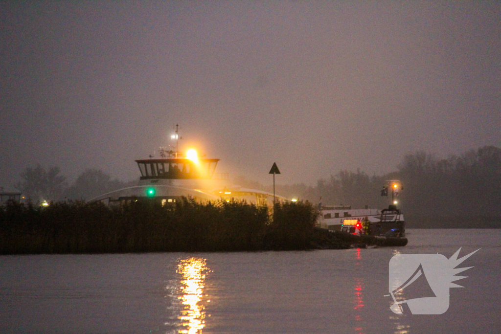 Dame uit ijskoude rivier gered