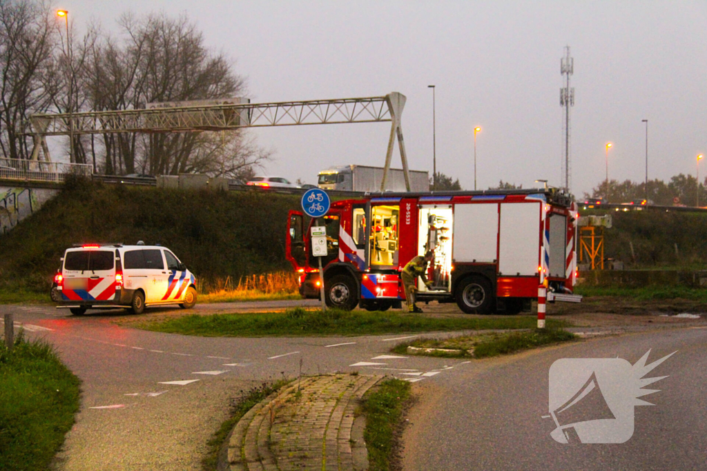 Dame uit ijskoude rivier gered