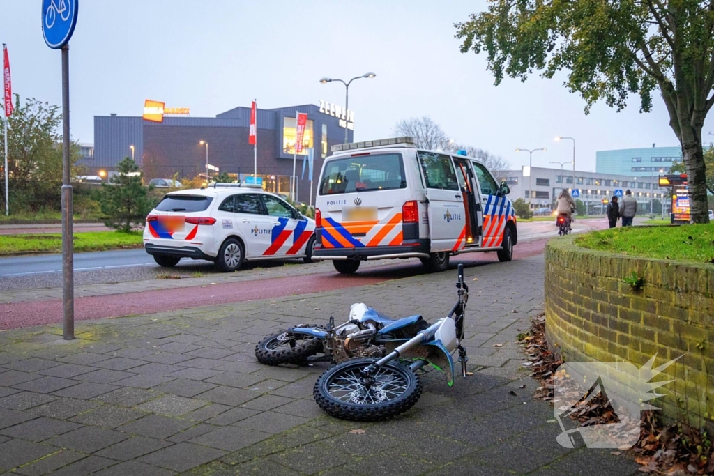 Brommerrijder vlucht na aanrijding