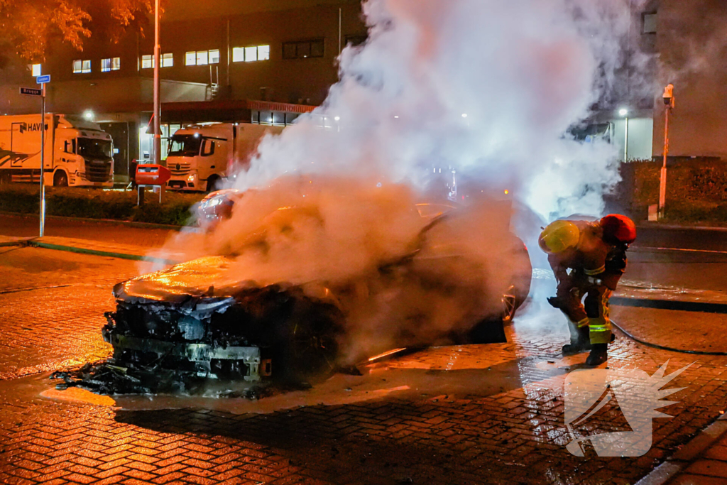 Brandweer blust brandende auto