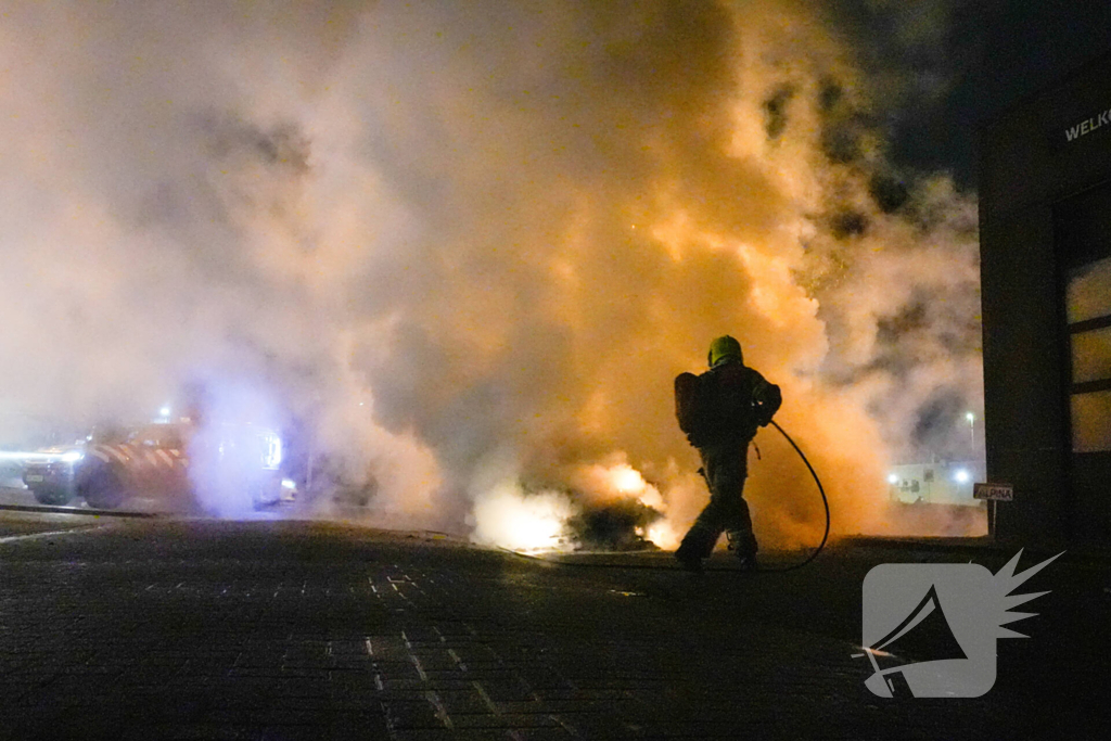 Brandweer blust brandende auto