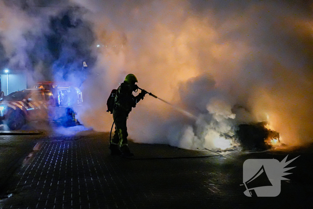 Brandweer blust brandende auto