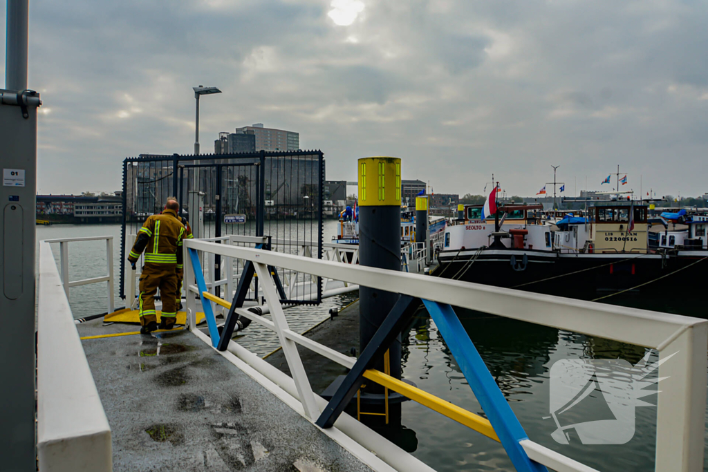 Brandende houtkachel zorgt voor melding scheepsbrand