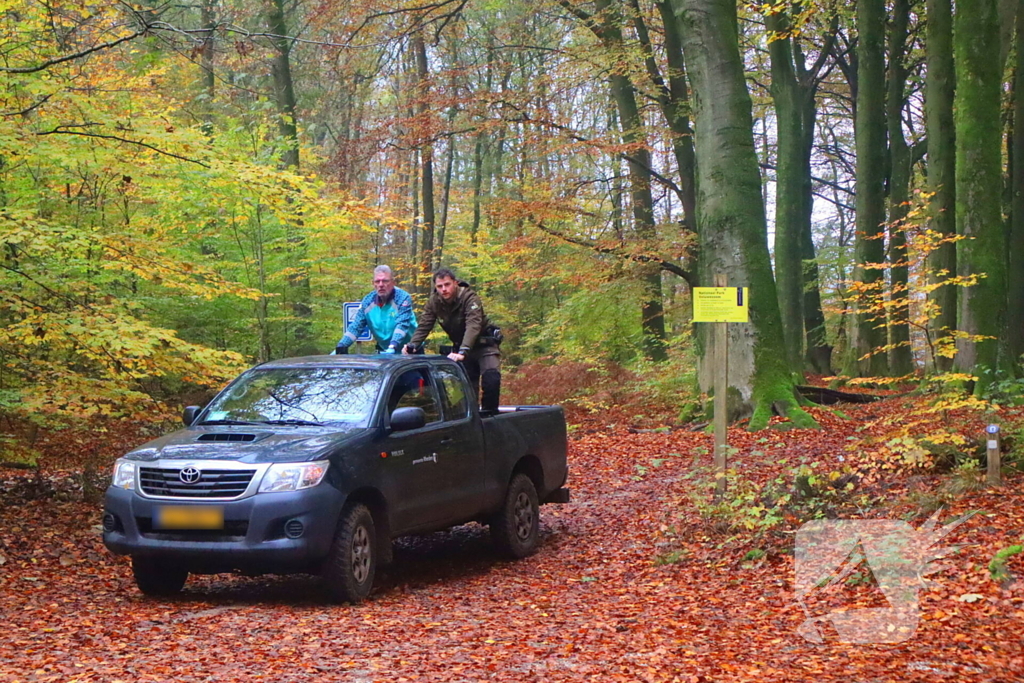 Mountainbiker gaat onderuit, boswachter brengt ambulancepersoneel naar slachtoffer