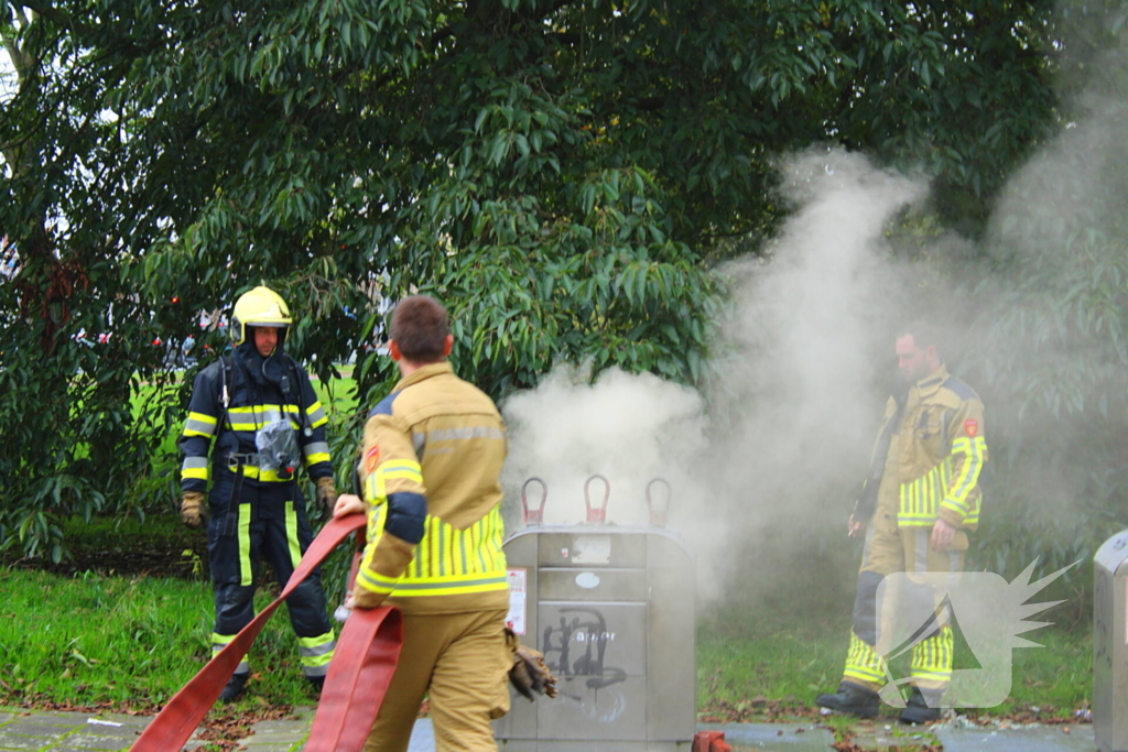 Veel rookontwikkeling bij brand in ondergrondse container