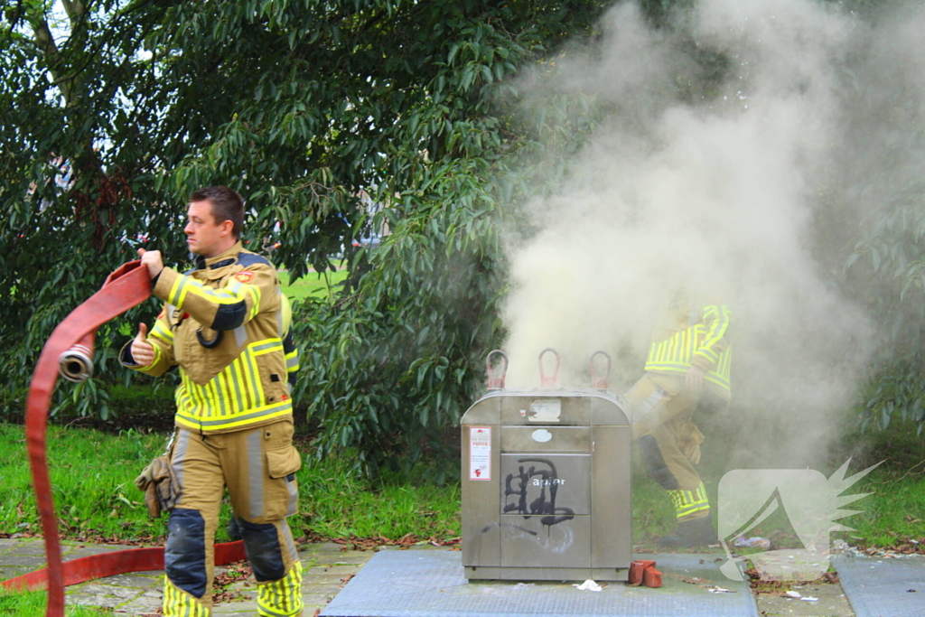 Veel rookontwikkeling bij brand in ondergrondse container