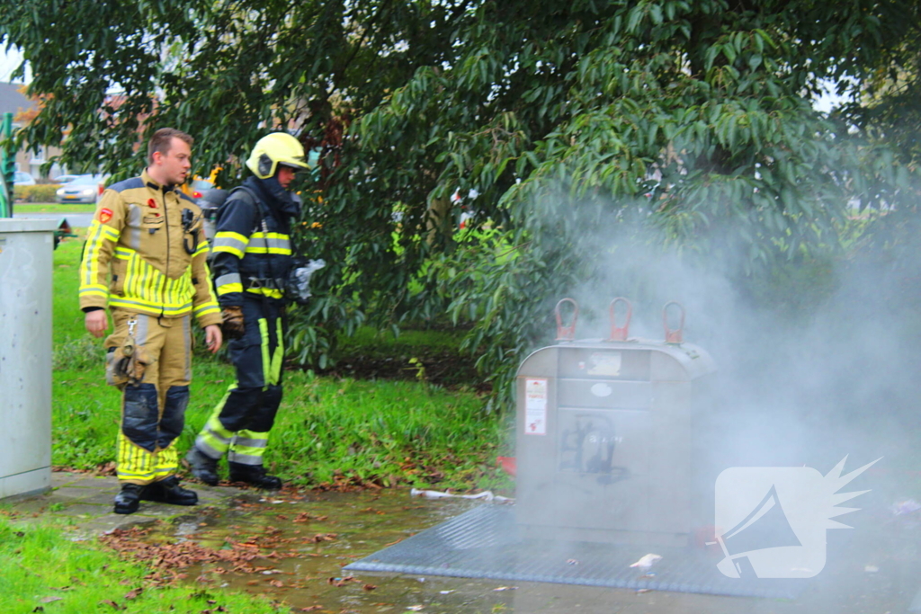 Veel rookontwikkeling bij brand in ondergrondse container