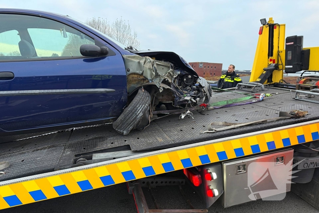 Auto botst op brugreling