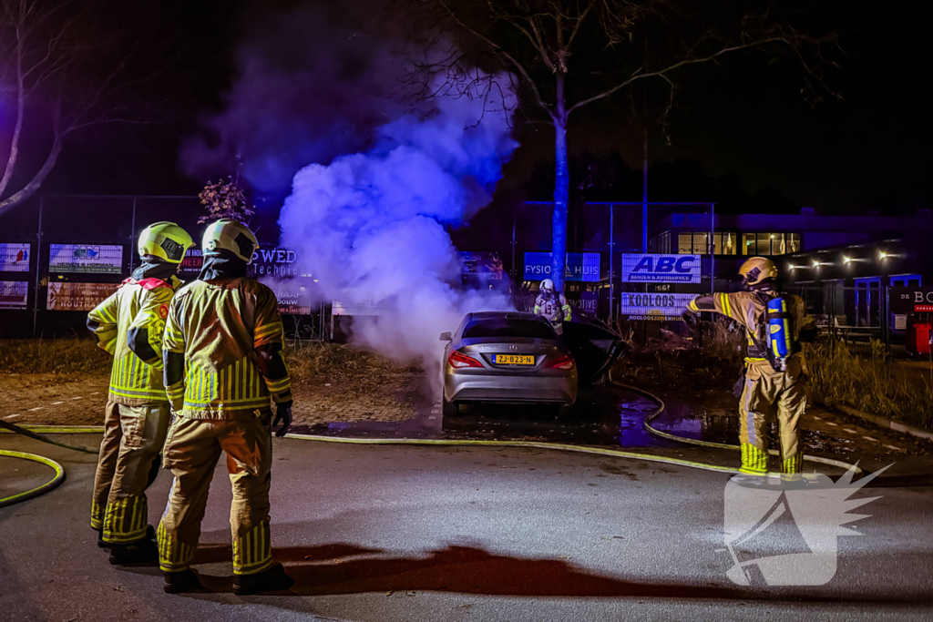 Geparkeerde auto vliegt in brand