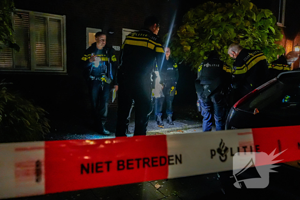 Veel schade aan voordeur door explosie