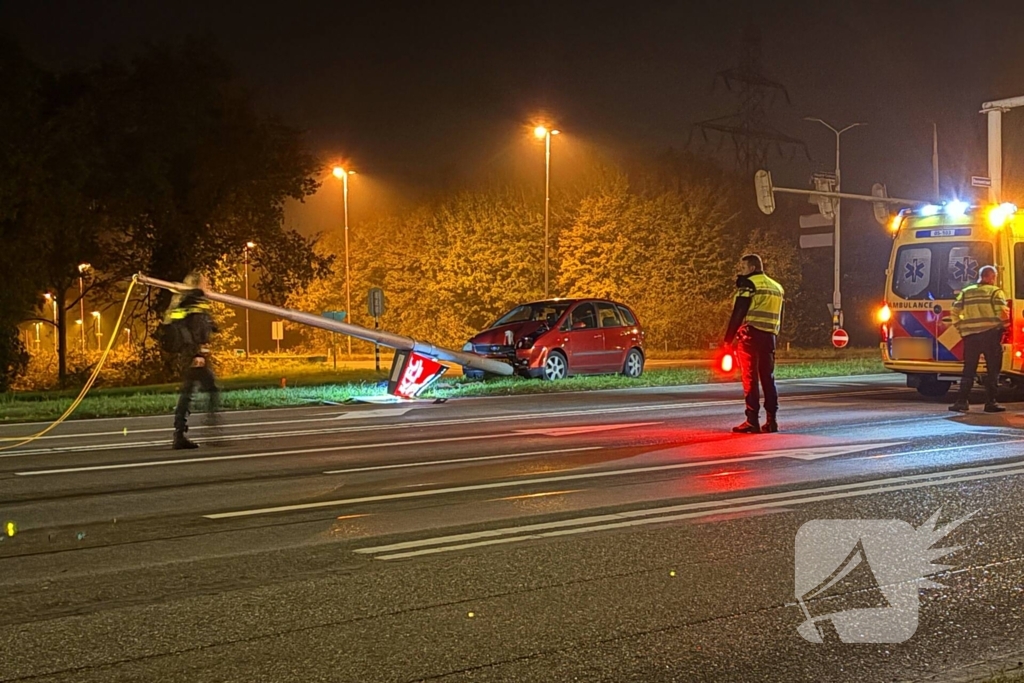 Bestuurder verliest macht over stuur en klapt op lantaarnpaal