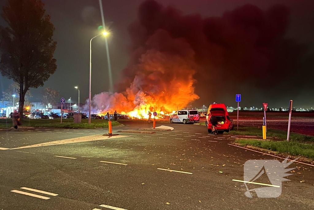 Meerdere voertuigen uitgebrand bij zeer grote brand