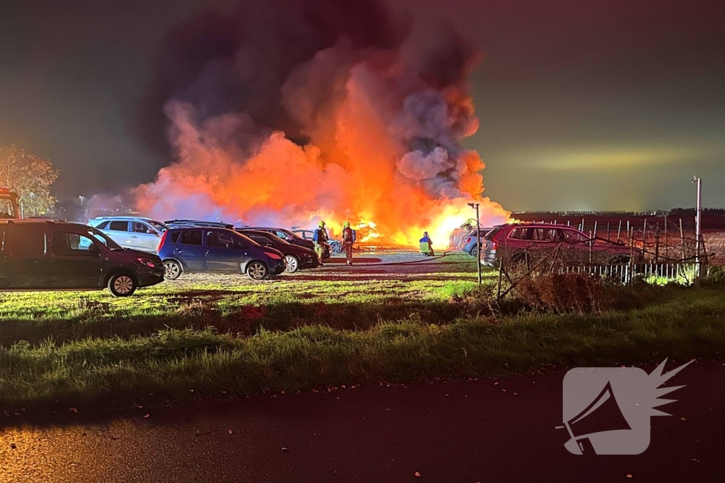 Meerdere voertuigen uitgebrand bij zeer grote brand