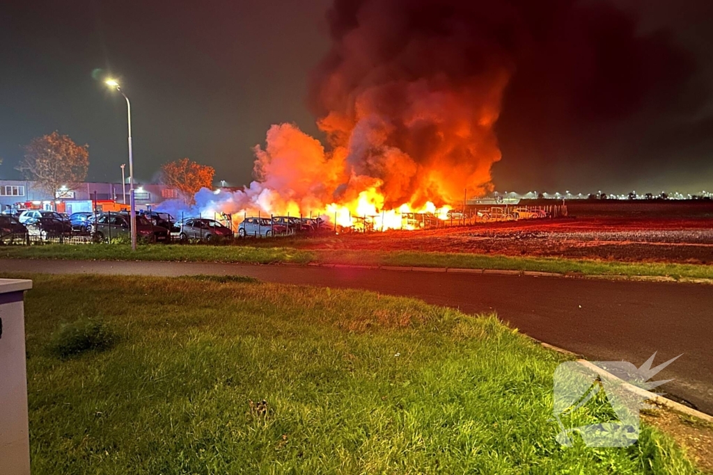 Meerdere voertuigen uitgebrand bij zeer grote brand