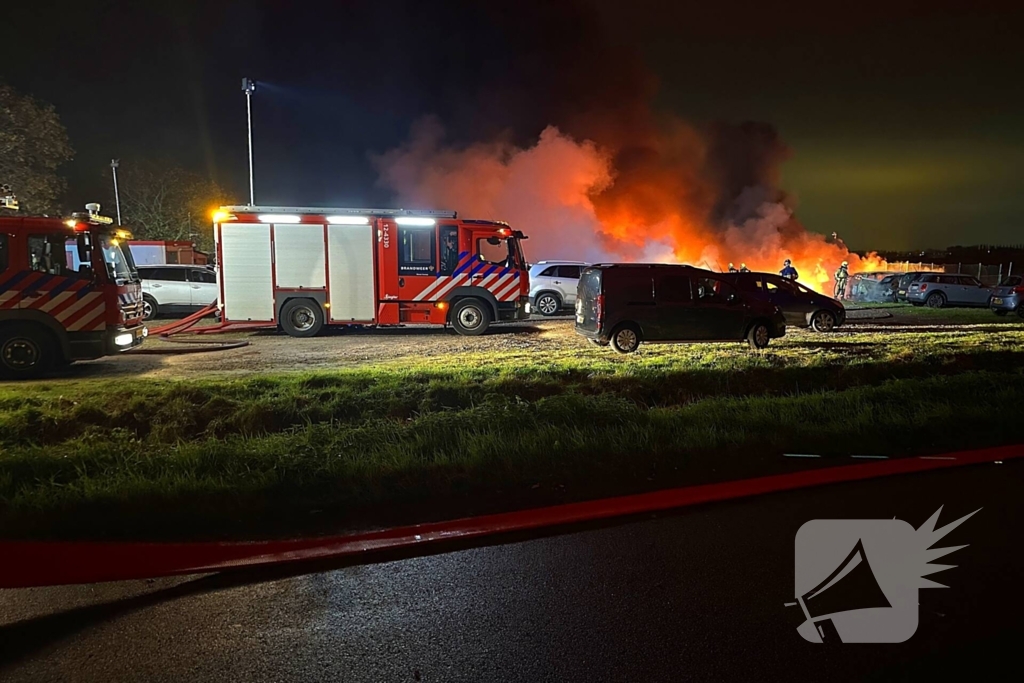 Meerdere voertuigen uitgebrand bij zeer grote brand