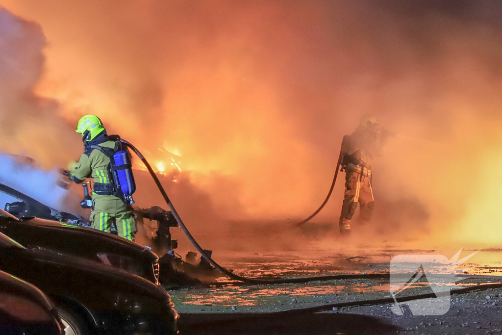 Meerdere voertuigen uitgebrand bij zeer grote brand