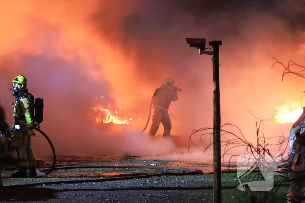 Meerdere voertuigen uitgebrand bij zeer grote brand