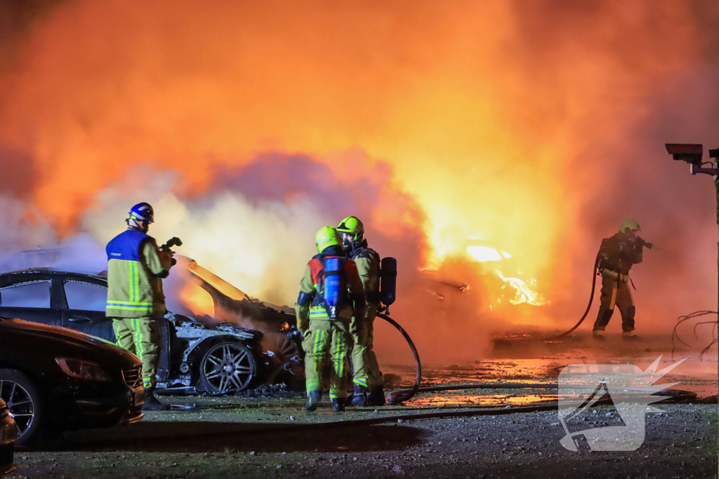 Meerdere voertuigen uitgebrand bij zeer grote brand