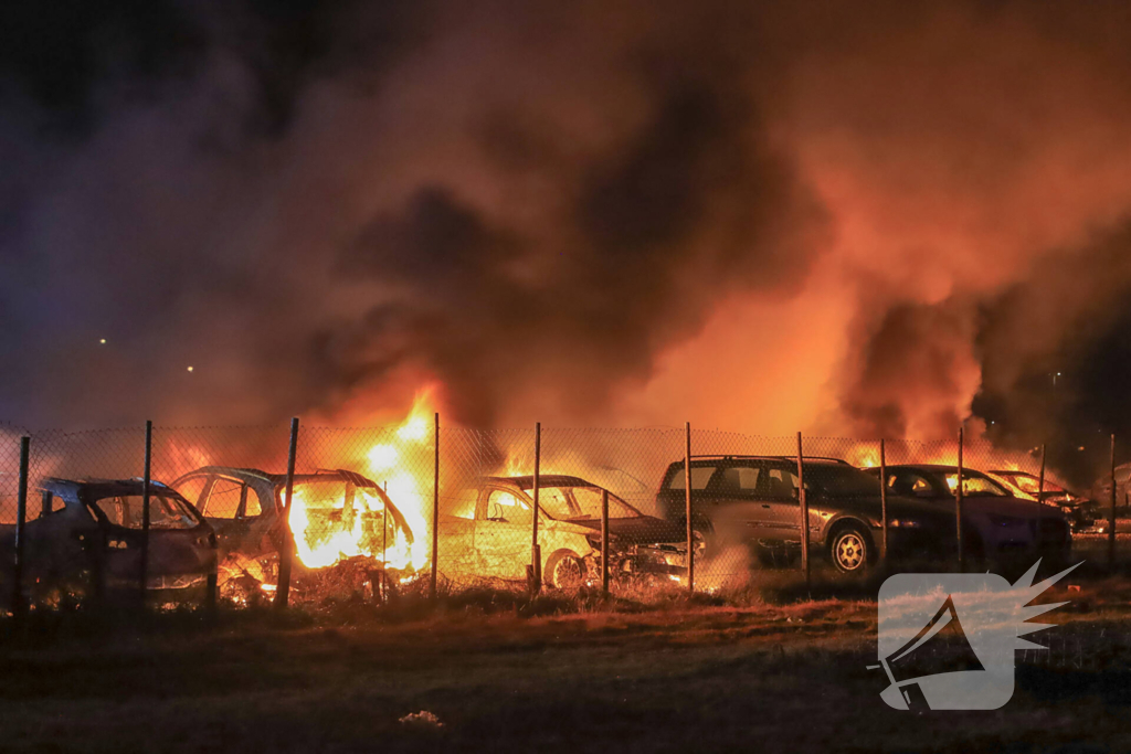 Meerdere voertuigen uitgebrand bij zeer grote brand