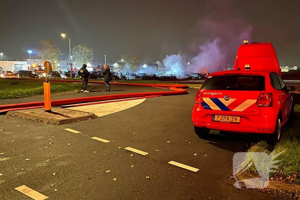 Meerdere voertuigen uitgebrand bij zeer grote brand