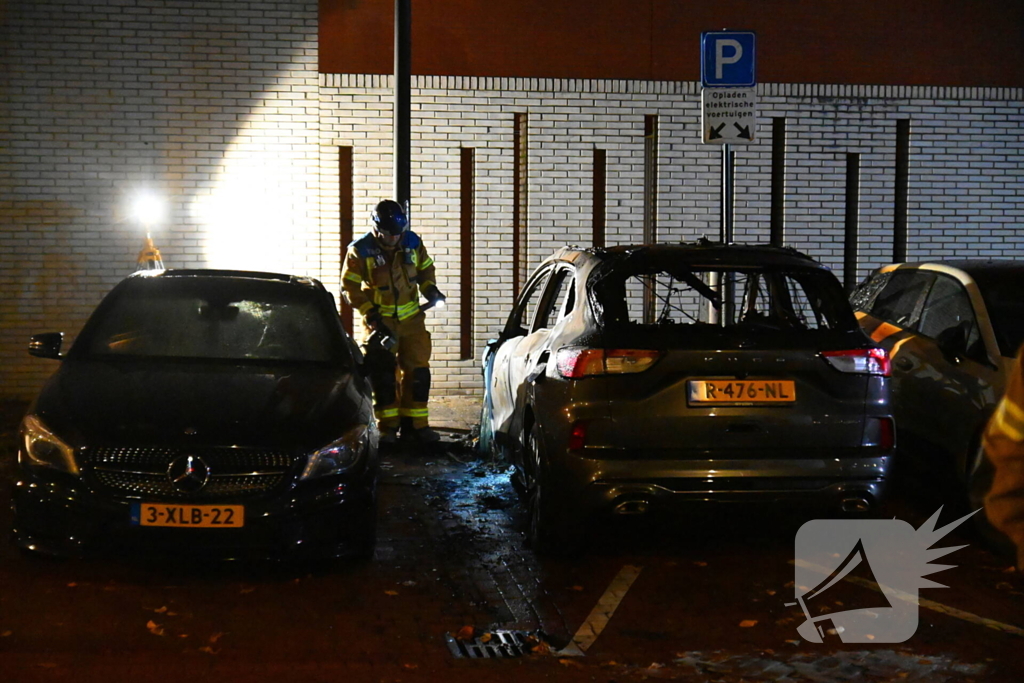 Autobrand na explosie bij elektrische auto