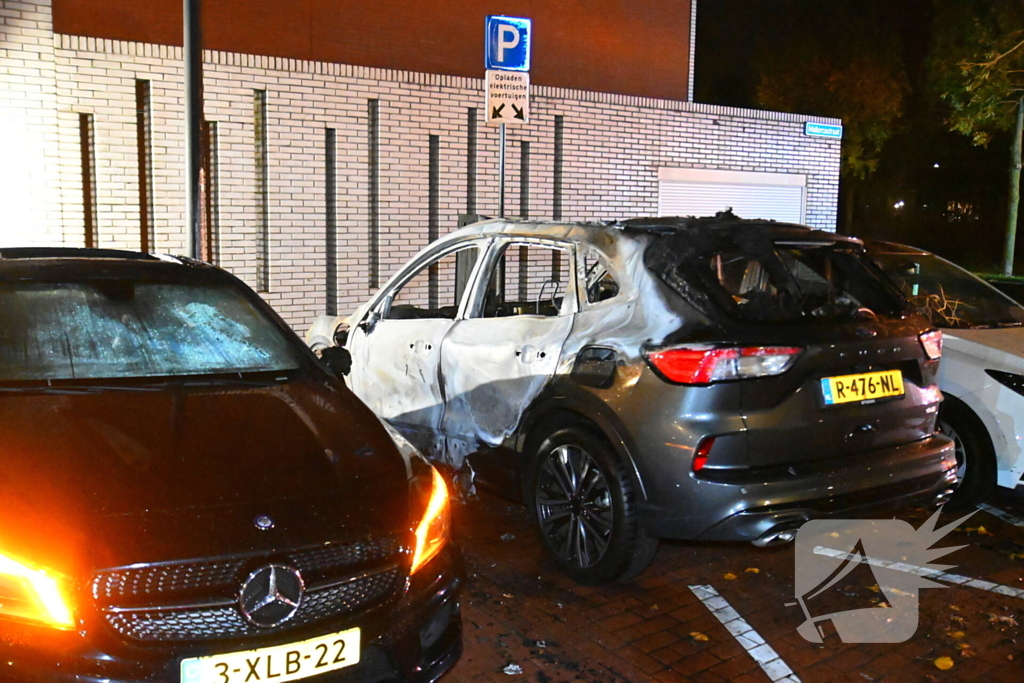 Autobrand na explosie bij elektrische auto