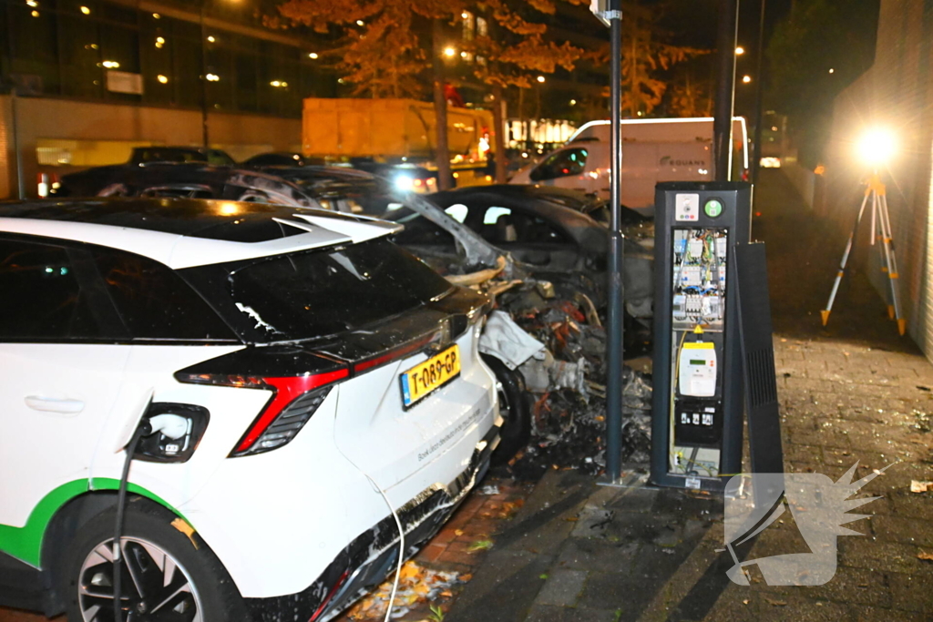 Autobrand na explosie bij elektrische auto