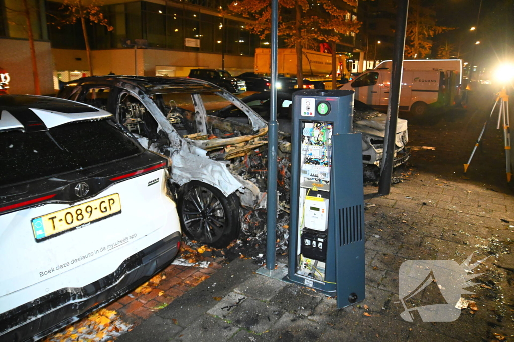 Autobrand na explosie bij elektrische auto