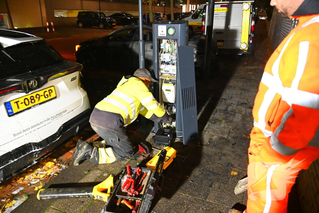 Autobrand na explosie bij elektrische auto