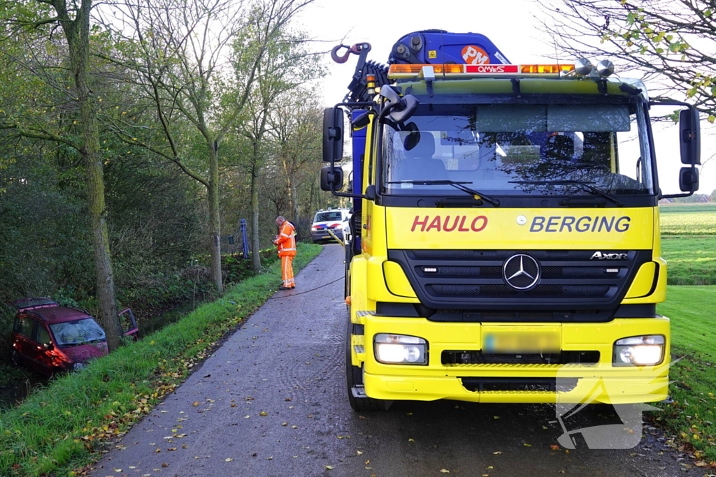 Bestuurster gewond nadat deze met auto te water raakt