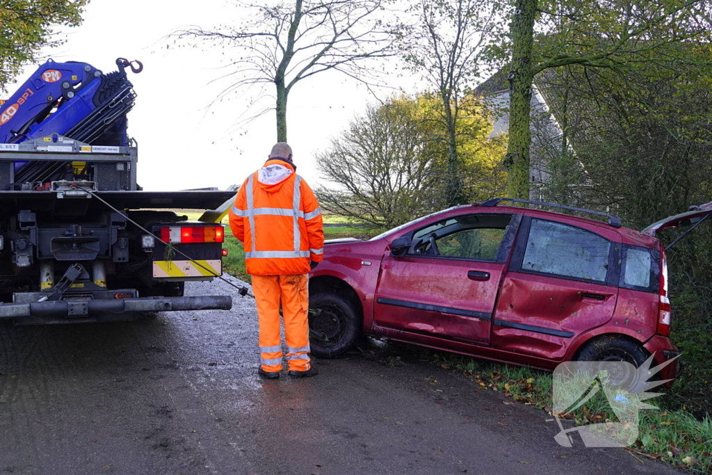 Bestuurster gewond nadat deze met auto te water raakt