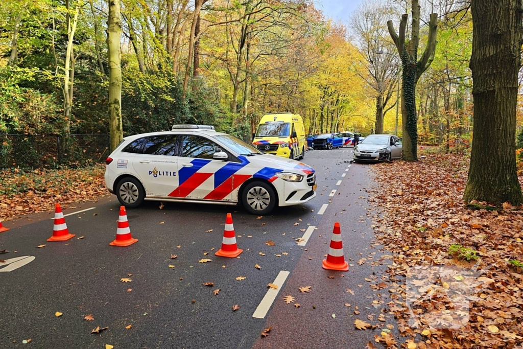 Flinke schade bij botsing tussen twee personenwagens