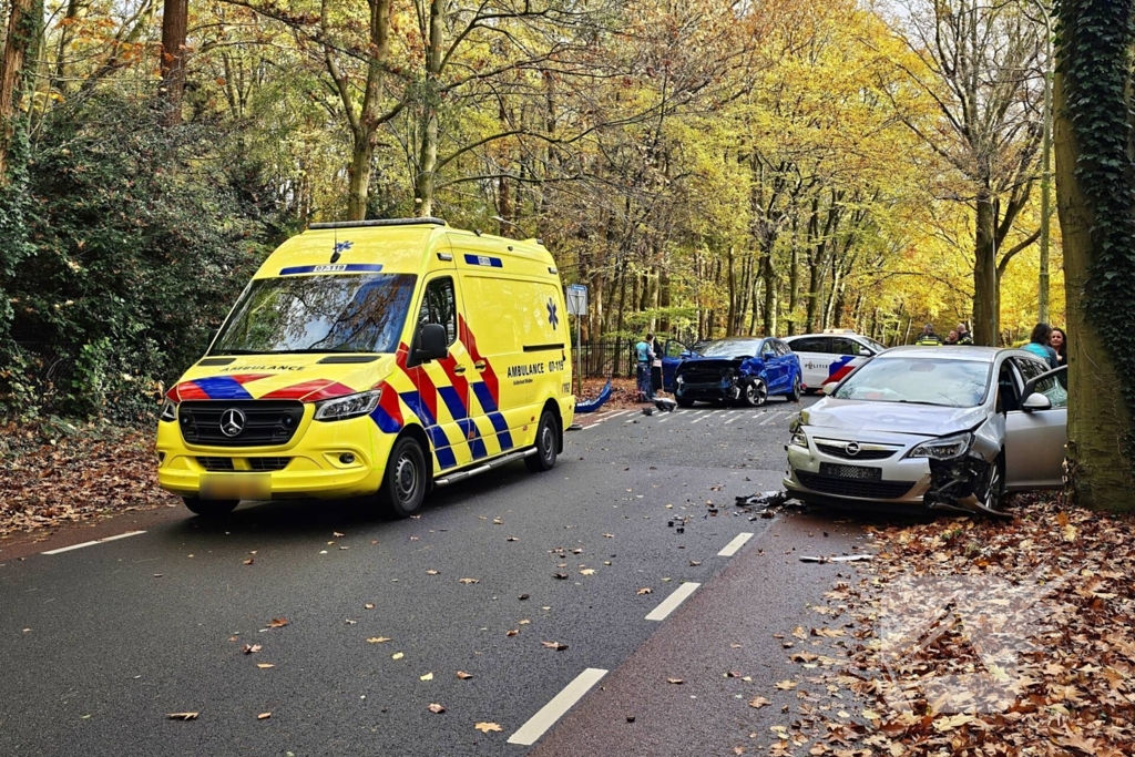 Flinke schade bij botsing tussen twee personenwagens