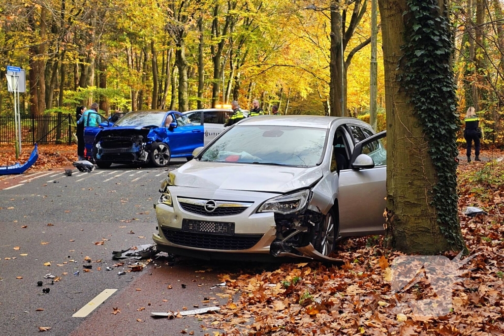 Flinke schade bij botsing tussen twee personenwagens