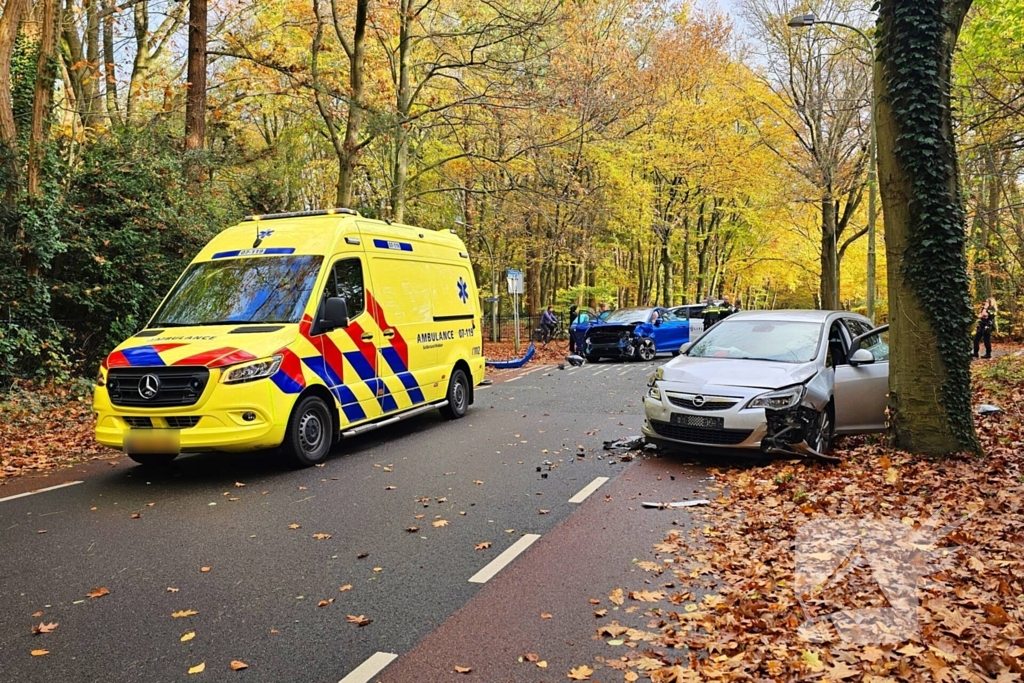 Flinke schade bij botsing tussen twee personenwagens