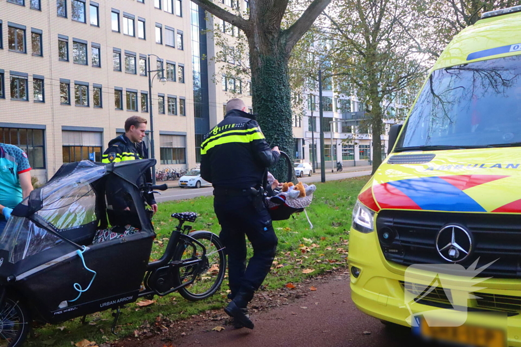 Persoon op bakfiets glijdt onderuit door bladeren op fietspad