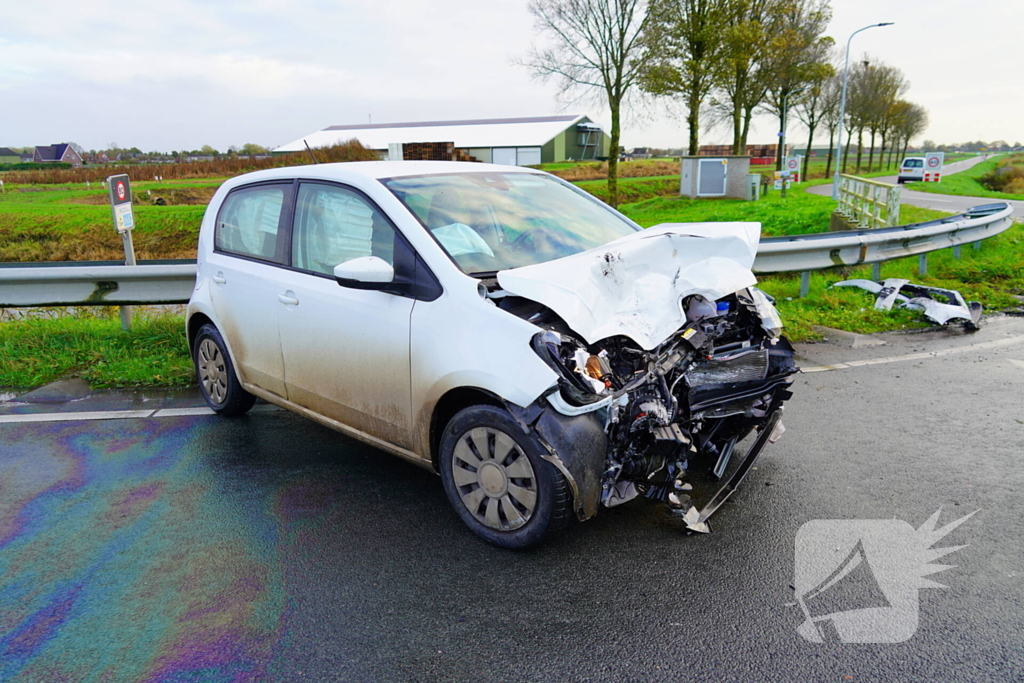 Schade na botsing tussen twee voertuigen