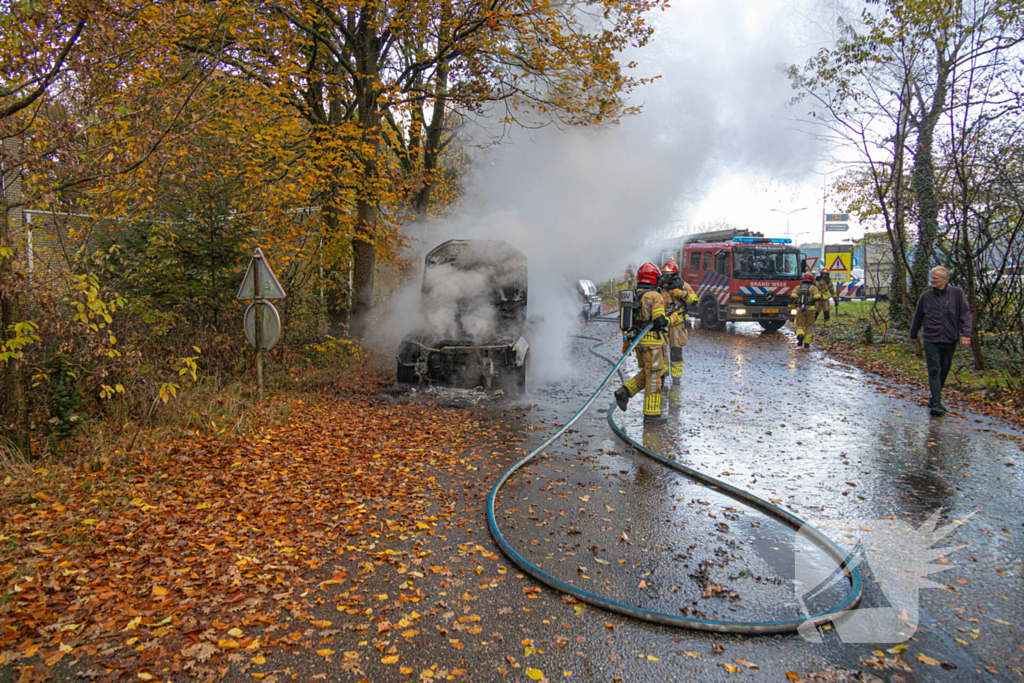 Brandweer blust brand in personenauto