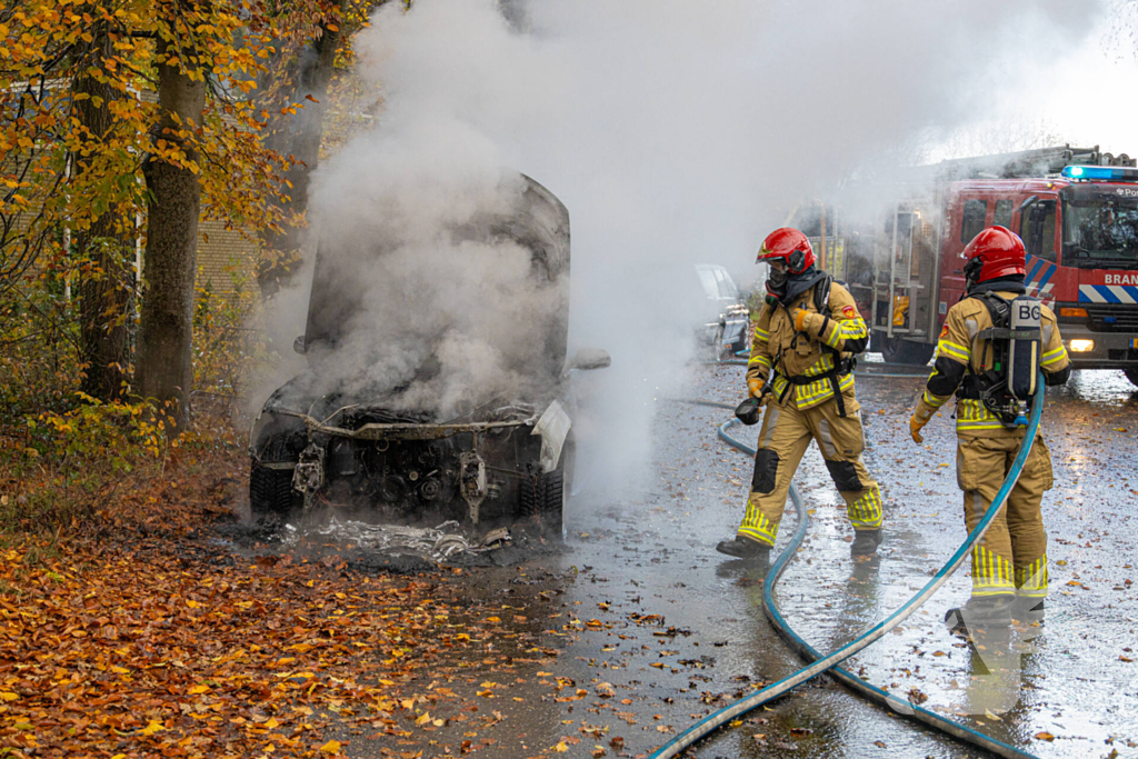 Brandweer blust brand in personenauto