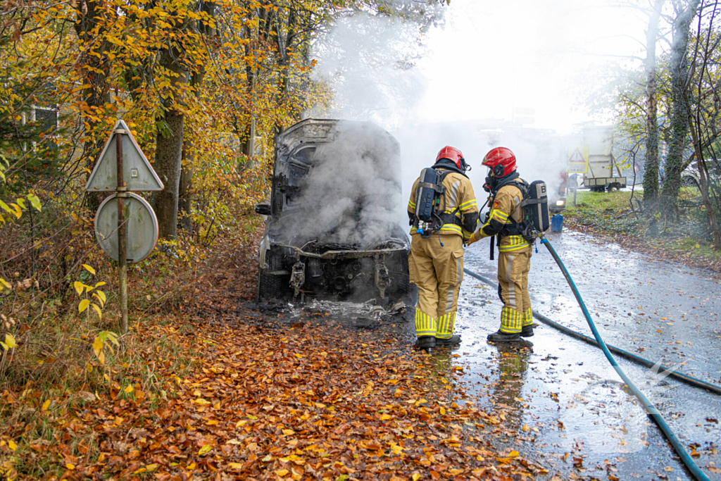 Brandweer blust brand in personenauto