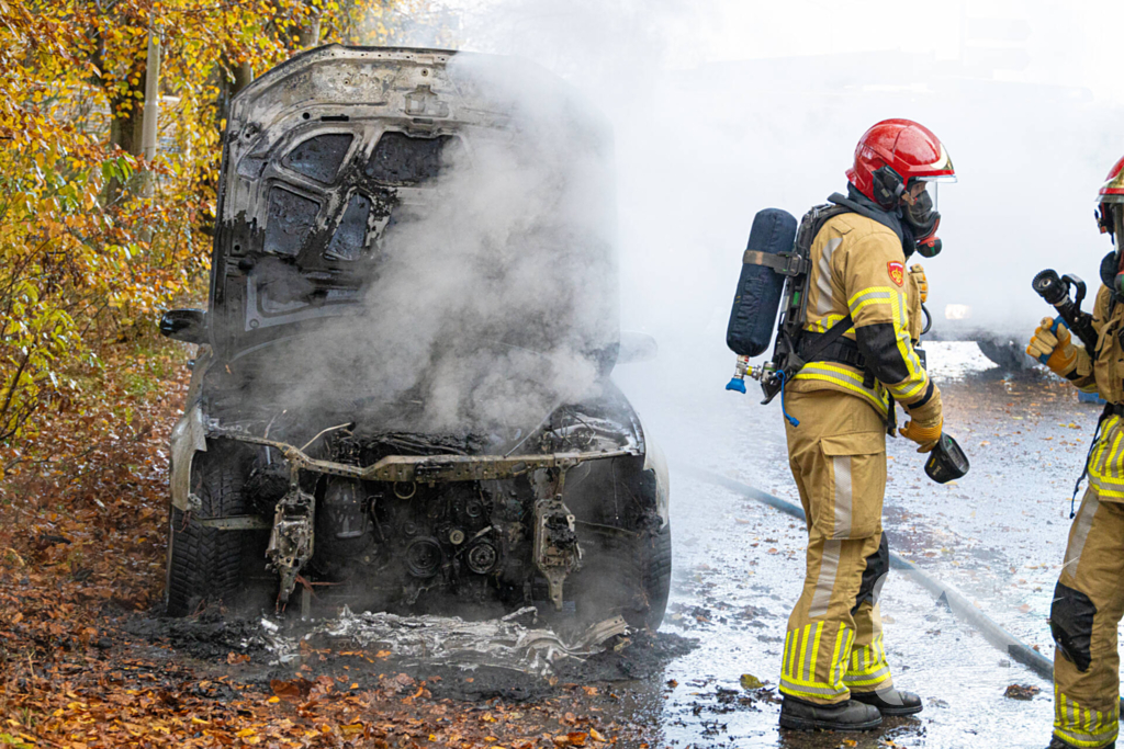 Brandweer blust brand in personenauto