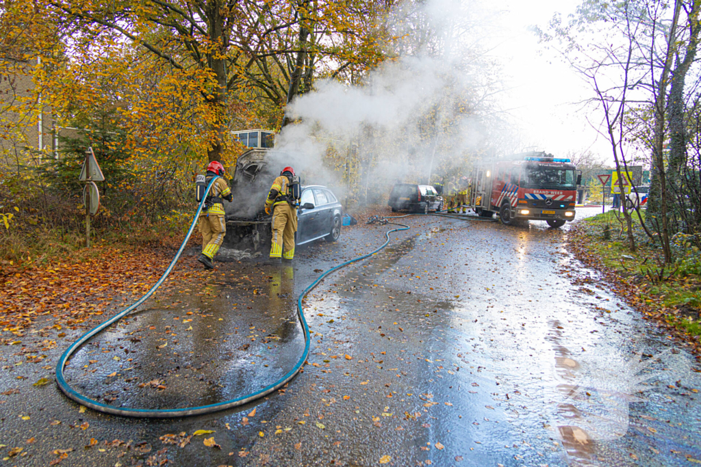 Brandweer blust brand in personenauto