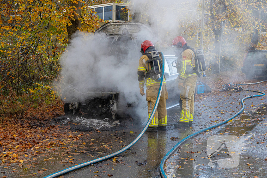 Brandweer blust brand in personenauto